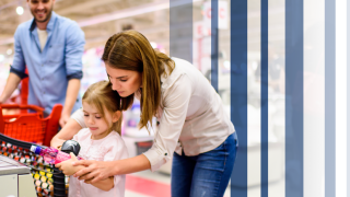 Բարկոդի ազդանշանային ձայնը վաճառասեղանի մոտ